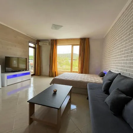 Modern With Pool & Balcony By Flat Mаnаger * סבטי ולאס