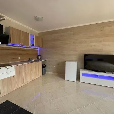 Modern With Pool & Balcony By Flat Mаnаger * סבטי ולאס